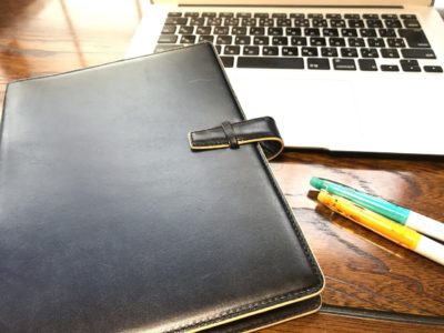 手帳とパソコンとカラーペン